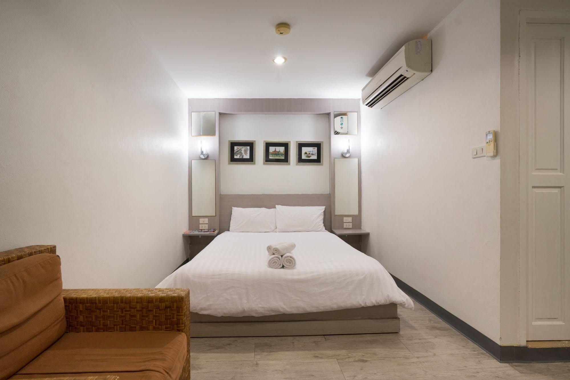 Oyo 437 Hostel Na Nara Бангкок Екстер'єр фото