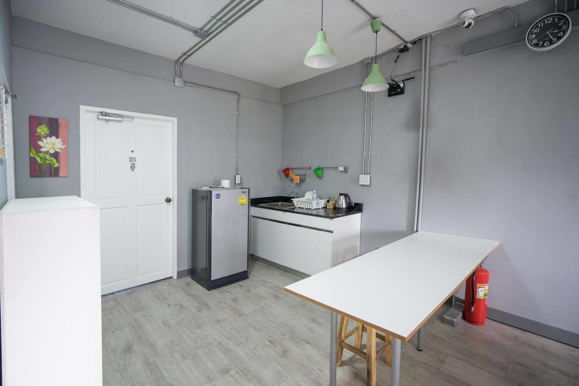 Oyo 437 Hostel Na Nara Бангкок Екстер'єр фото