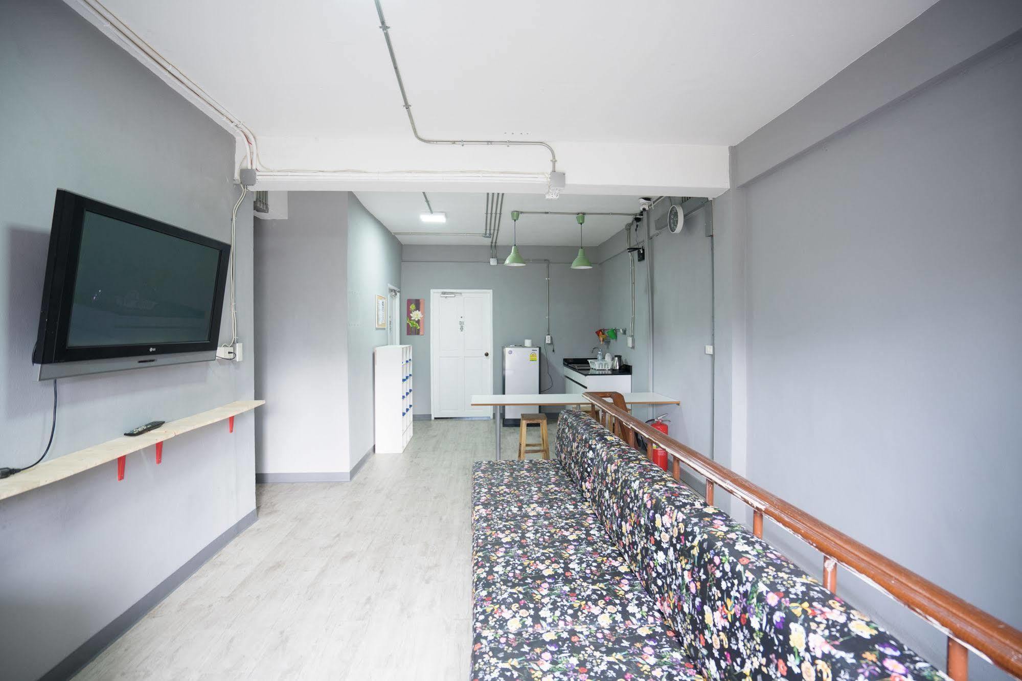 Oyo 437 Hostel Na Nara Бангкок Екстер'єр фото