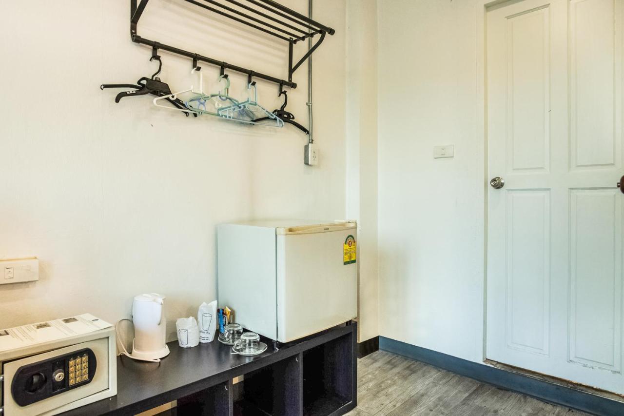 Oyo 437 Hostel Na Nara Бангкок Екстер'єр фото
